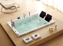 Ta dwuosobowa wanna przykuwa uwagę swoim nietypowym sposobem zamontowania oraz bogatym wyposażeniem. Ta dwuosobowa wanna przykuwa uwagę swoim nietypowym sposobem zamontowania oraz bogatym wyposażeniem.