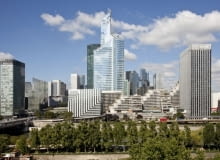 Paryska dzielnica biznesowa La Defense wzbogaciła się o kolejny szklany wysokościowiec. Tour First zastąpił przestarzały biurowiec AXA, którego konstrukcję wykorzystali architekci z pracowni Kohn Pedersen Fox Associates. Po nadbudowaniu kolejnych pieter, First jest numerem jeden najwyższych budynków biurowych Francji. Jak wam się podoba ta metamorfoza? Najwyższy biurowiec we Francji - First Tower w Paryżu