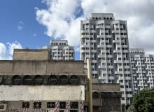 Sedesowce we Wrocławiu, czyli zespół mieszkano-usługowy przy placu Grunwaldzkim we Wrocławiu, proj. Jadwiga Grabowska-Hawrylak, lata 60. XX wieku Sedesowce we Wrocławiu, czyli zespół mieszkano-usługowy przy placu Grunwaldzkim we Wrocławiu, proj. Jadwiga Grabowska-Hawrylak, lata 60. XX wieku