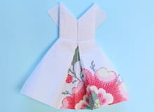 Serwetka złożona w kształt sukienki Serwetka złożona w kształt sukienki