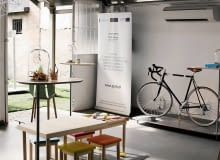 Polskie wystawy - SMAK PRZEDMIOTU. Na zatłoczonej Via Tortona wzrok przyciągała sielska wystawa 'produktów zaprojektowanych na Pomorzu'. Organizatorzy (Centrum Designu Gdynia) chcieli udowodnić, że Pomorze to inkubator, w którym rozwijają się śmiałe przedsięwzięcia. Pomysły tamtejszych designerów pokazano w niekonwencjonalny sposób - przez skojarzenia z produktami spożywczymi. Krzesło Diago (proj. Tabanda) zestawiono z bezą, która pod dotykiem przypomina gładką powierzchnię mebla. Fotel Wełna & Powietrze z nadmuchanych poduch (proj. Malafor) dobrano w parę z biszkoptem, równie miękkim i pulchnym. Zabawka edukacyjna Studia 1:1 pasowała do jabłka, wspomagającego rozwój dziecka. Wystawy będzie można też 'posmakować' na Gdynia Design Days (4-13 lipca). Polskie wystawy - SMAK PRZEDMIOTU. Na zatłoczonej Via Tortona wzrok przyciągała sielska wystawa 'produktów zaprojektowanych na Pomorzu'. Organizatorzy (Centrum Designu Gdynia) chcieli udowodnić, że Pomorze to inkubator, w którym rozwijają się śmiałe przedsięwzięcia. Pomysły tamtejszych designerów pokazano w niekonwencjonalny sposób - przez skojarzenia z produktami spożywczymi. Krzesło Diago (proj. Tabanda) zestawiono z bezą, która pod dotykiem przypomina gładką powierzchnię mebla. Fotel Wełna & Powietrze z nadmuchanych poduch (proj. Malafor) dobrano w parę z biszkoptem, równie miękkim i pulchnym. Zabawka edukacyjna Studia 1:1 pasowała do jabłka, wspomagającego rozwój dziecka. Wystawy będzie można też 'posmakować' na Gdynia Design Days (4-13 lipca).