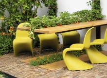 TARAS , MINIWARZYWNIK , STOL Z PRZERWA NA SKRZYNKE W KTOREJ POSADZONO SADZONKI TRUSKAWEK FOT. MALGORZATA DYRSKA PUBLIKACJA MAGNOLIA NR 6 (2) - 6 2012 SLOWA KLUCZOWE: OGROD OWOC MEBEL OGRODNICTWO ZDJĘCIE DO WKŁADKI: PUBLIKACJA MAGNOLIA NR 6 (2) - CZASOPISMA