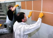 Mozaika szklana jest najtrudniejszą do ułożenia okładziną. Wymaga równego podłoża i zastosowania zapraw epoksydowych baseny domowe i ogrodowe