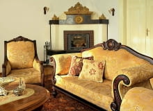 Kanapy były obowiązkowym elementem wyposażenia. Miały wygodne oparcia i drewnianą ramę dekorowaną snycerką lub ażurami.