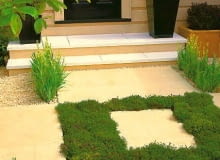 Mocny geometryczny akcent - kontrastowe zestawienie jasnych płyt kamiennych i zielonolistnej macierzanki. Wyobraźmy sobie efekt, gdy roślina zakwitnie. Mocny geometryczny akcent - kontrastowe zestawienie jasnych płyt kamiennych i zielonolistnej macierzanki. Wyobraźmy sobie efekt, gdy roślina zakwitnie.