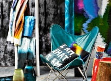 Na pozór to tylko nieuważne maźnięcia farbą, barwne plamy, rozmyte kontury. Do tego mnóstwo kolorów i odcieni. Czy abstrakcyjne wzory niczym z palety artysty uwiodą nas tego lata? <BR /> DEKORACJE. MEBLE: Fotel 1290 zł Another Design; Siedzisko-pieniek 499 zł dekoeko.com; Drabinka 290 zł House & More POZOSTAŁE: Tkaniny farbowane ręcznie techniką batiku (w tle i na drabince) 80 zł/m kw. MIH Design; Tkanina (w kolorowe pasy, na drabince) na zamówienie Liść; Obraz 1295 zł, wazony 289 i 499 zł, poduszka (kolorowa) 199 zł BoConcept; Poduszka (z napisem) 139 zł Another Design; Kubki 109 zł/szt. Tea & Tea 8.05.2014 Cztery Katy , Wnetrza , Dekoracje , Stylizacja Joanna Plachecka Fot. Agata Jakubowska / Agencja Gazeta SLOWA KLUCZOWE: WNETRZA