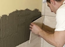Wybór kleju do płytek musi być dostosowany do: miejsca zastosowania, podłoża i rodzaju samych płytek klej do płytek, układanie płytek