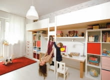 DRABINKA, po której wchodzi się na piętrowe łóżka, służy też dziewczynkom do ćwiczeń. Na ścianie nad łóżkami pływają rybki (naklejki firmy Bamboletto, założonej przez rodziców). DRABINKA, po której wchodzi się na piętrowe łóżka, służy też dziewczynkom do ćwiczeń. Na ścianie nad łóżkami pływają rybki (naklejki firmy Bamboletto, założonej przez rodziców).