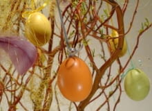 09.04.2004 WARSZAWA KOMPOZYCJE WIELKANOCNE KWIATY DEKORACJE ZONKILE FOT. WOJCIECH SURDZIEL / AGENCJA GAZETA