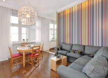 Kasia i Marek nie wyobrażali sobie życia poza Podgórzem - nadwiślańską dzielnicą Krakowa, ze specyficznym klimatem. Nie zniechęciło ich nawet to, że znalezione przez nich mieszkanie w starej kamienicy nadawało się do generalnego remontu, a układ pomieszczeń przypominał labirynt. <BR /> MIESZKANIE. W pokoju dziennym najmocniejszym akcentem kolorystycznym jest pasiasta tapeta położona na jednej ścianie. Wielobarwną okładzinę rozświetlają lampki LED zainstalowane za szeroką listwą sztukateryjną (za takimi listwami ukryto również okienne karnisze). Przy  rozłożystej kanapie narożnej stoi stolik kawowy Bloc zaprojektowany przez Piotra Kuchcińskiego. Kasia i Marek nie wyobrażali sobie życia poza Podgórzem - nadwiślańską dzielnicą Krakowa, ze specyficznym klimatem. Nie zniechęciło ich nawet to, że znalezione przez nich mieszkanie w starej kamienicy nadawało się do generalnego remontu, a układ pomieszczeń przypominał labirynt. <BR /> MIESZKANIE. W pokoju dziennym najmocniejszym akcentem kolorystycznym jest pasiasta tapeta położona na jednej ścianie. Wielobarwną okładzinę rozświetlają lampki LED zainstalowane za szeroką listwą sztukateryjną (za takimi listwami ukryto również okienne karnisze). Przy  rozłożystej kanapie narożnej stoi stolik kawowy Bloc zaprojektowany przez Piotra Kuchcińskiego.