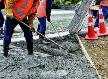 Przy betonowaniu nisko usytuowanych elementów konstrukcji domu, mieszankę dostarcza się bezpośrednio z betoniarki za pomocą rynny betonowanie