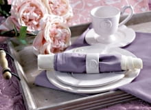 Pastele w duetach i tercetach. Wybierz z palety pasteli jeden albo dwa zbliżone do siebie odcienie i połącz je z bielą lub szarością. Takie zestawienie kolorów nada każdemu wnętrzu ponadczasową urodę, która nieprędko wyjdzie z mody. Taca - 130 zł, filiżanka - 27 zł, talerze - 25 i 28 zł, obrączka na serwetkę - 50 zł/6 szt., Inne Meb-le; serwetka - 53,80 zł/6 szt., obrus - 154 zł, Eurofirany; sztuczne róże - 39 zł/szt., Almi Decor; bieżnik (w tle) - 9,90 zł, Decorador. Pastele w duetach i tercetach. Wybierz z palety pasteli jeden albo dwa zbliżone do siebie odcienie i połącz je z bielą lub szarością. Takie zestawienie kolorów nada każdemu wnętrzu ponadczasową urodę, która nieprędko wyjdzie z mody. Taca - 130 zł, filiżanka - 27 zł, talerze - 25 i 28 zł, obrączka na serwetkę - 50 zł/6 szt., Inne Meb-le; serwetka - 53,80 zł/6 szt., obrus - 154 zł, Eurofirany; sztuczne róże - 39 zł/szt., Almi Decor; bieżnik (w tle) - 9,90 zł, Decorador.