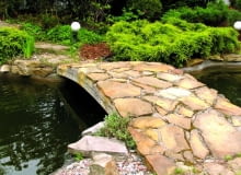 Płyty piaskowca po deszczu bywają śliskie i wtedy trzeba uważać Płyty piaskowca po deszczu bywają śliskie i wtedy trzeba uważać