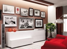 WIZUALIZACJA. JAK SCHOWAĆ TELEWIZOR. Monitor jest jednym z elementów domowej galerii obrazów i zdjęć. Zamiast tradycyjnych kinkietów - świetlówka zamontowana w szczelinie podwieszanego sufitu. WIZUALIZACJA. JAK SCHOWAĆ TELEWIZOR. Monitor jest jednym z elementów domowej galerii obrazów i zdjęć. Zamiast tradycyjnych kinkietów - świetlówka zamontowana w szczelinie podwieszanego sufitu.