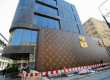 Wielka reklama przypominająca kufer podróżny stanęła przed domem handlowym vitkAc przy Al. Jerozolimskich 15.04.2013 Warszawa . Reklama torebki Louis Vuitton na scianie sklepu przy skrzyzowaniu ulic Bracka i Aleje Jerozolimskie . fot. Dariusz Borowicz / Agencja Gazeta SLOWA KLUCZOWE: reklama sklep torebka marketing /FR/