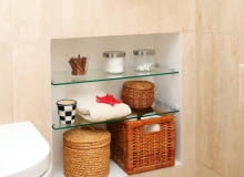 07.01.2010 WARSZAWA , INSTALACJA SZKLANEJ POLKI W LAZIENCE .