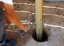 Osadzanie słupków ogrodzeniowych poniżej strefy przemarzania – jak zapewnić stabilność ogrodzenia na lata?