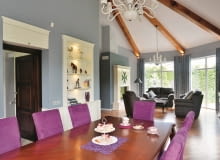 Trudno uwierzyć, że jeszcze niedawno w tym domu mieściło się gwarne biuro, a wszystkie pokoje były podzielone przepierzeniami. Jednak nowi gospodarze, Jolanta i Karol, oczami wyobraźni zobaczyli, jak to wnętrze może wyglądać w przyszłości, i poczuli, że znaleźli swoje miejsce na ziemi. <BR /> DOM. Pięknie rzeźbiony stół udało się kupić dość tanio (za 1500 zł), bo miał drobne uszkodzenie. Mebel ten ma spore rozmiary: 240 x 120 cm; pani Jola stwierdziła, że po prostu został zrobiony do tego przestronnego salonu. Wokół stanęły nowoczesne tapicerowane krzesła. Wnęki w ścianach zabudowano regałami. Meble te - podobnie jak obraz autorstwa Anny Szyszki - są podświetlane halogenami. Trudno uwierzyć, że jeszcze niedawno w tym domu mieściło się gwarne biuro, a wszystkie pokoje były podzielone przepierzeniami. Jednak nowi gospodarze, Jolanta i Karol, oczami wyobraźni zobaczyli, jak to wnętrze może wyglądać w przyszłości, i poczuli, że znaleźli swoje miejsce na ziemi. <BR /> DOM. Pięknie rzeźbiony stół udało się kupić dość tanio (za 1500 zł), bo miał drobne uszkodzenie. Mebel ten ma spore rozmiary: 240 x 120 cm; pani Jola stwierdziła, że po prostu został zrobiony do tego przestronnego salonu. Wokół stanęły nowoczesne tapicerowane krzesła. Wnęki w ścianach zabudowano regałami. Meble te - podobnie jak obraz autorstwa Anny Szyszki - są podświetlane halogenami.