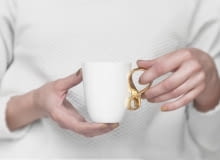 Fot. producent Filiżanka Mobius z cienkiej porcelany z fantazyjnie zawiniętym uchem, proj. Natalia Gruszecka, 65 zł, Endesign/polishdesignnow.com