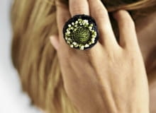 UWAGA ! DO JEDNORAZOWEJ PUBLIKACJI BIZUTERIA FLORYSTYCZNA - PIERSCIONEK ZE SKABIOZY ORAZ NIEROZWINIETYCH KWIATOSTANOW TRZMIELINY FORTUNE'A ' EMERALD'N GOLD ' OSADZONYCH W GNIAZDKACH Z CZARNEGO DRUTU ARANZACJA SYLWIA BEDNAREK FOT. LUKASZ KOZYRA PUBLIKACJA BUKIETY NR 2 (57) - LATO 2012 SLOWA KLUCZOWE: ROSLINA BIZUTERIA KWIAT ZDJĘCIE DO WKŁADKI: PUBLIKACJA BUKIETY NR 2 (57) - CZASOPISMA