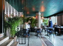 Kolory dżungli. Sufit pod antresolą budził najwięcej kontrowersji, ale pasuje idealnie. Krata i balustrada zaprojektowane specjalnie do tego wnętrza.