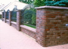 Ciepłobrązowe ogrodzenie ładnie zamyka zieloną ścianę ogrodu. Mur z klinkierowych cegieł połączony z elementami kutymi to dobry wybór dla tradycyjnej architektury. Na zdjęciu: cegła Adelajda, wymiary 240 x 75 x 40 mm, cena od 2,26 zł/szt. RÖBEN Ciepłobrązowe ogrodzenie ładnie zamyka zieloną ścianę ogrodu. Mur z klinkierowych cegieł połączony z elementami kutymi to dobry wybór dla tradycyjnej architektury. Na zdjęciu: cegła Adelajda, wymiary 240 x 75 x 40 mm, cena od 2,26 zł/szt. RÖBEN