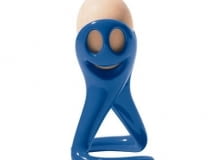 Jeśli się komuś wydaje, że wystarczy wrzucić jajko do wody i gotować 3-5 minut lub po prostu rozbić na patelni, posolić i mieszać - jest w wielkim błędzie. Do jajka należy podejść z szacunkiem i pełnym oprzyrządowaniem - rózgą, nakłuwaczem, rozdzielaczem żółtka od białka. A wtedy, potraktowane z sercem, może zdradzi nam, co było pierwsze - jajko czy kura. <BR /> JAJKO. Kieliszek do jajek jest jednocześnie szczypcami, za pomocą których można umieścić jajko w garnku i bez problemu wyciągnąć je z gorącej wody, 79 zł, Alessi