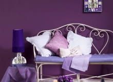 <B>Wzory tak sugestywne, że wręcz czuje się aromat lawendy. Chociaż od lat widnieją na naczyniach, tkaninach i wielu domowych drobiazgach, nadal zachwycają swoją nieskomplikowaną urodą.</B> <BR />Meble: ławka, 690 zł wobeline.pl Na ławce: poduszka (z suszem lawendy), 39,90 zł, Galeria Adekwatna; obrus, 100 x 100 cm (z mereżką), 88 zł, Lniany Zaułek; obrus, 210 x 150 cm (jako pokrowiec), 270 zł, obrus, 100 x 100 cm, 70 zł, powłoczki na poduszki (białe), 70 zł/szt., Art Manus; poduszka (w kolorze lawendy), 39 zł, home&you; OBOK ŁAWKI: lampa, 270 zł, Galeria Adekwatna; obrus, 70 zł, Art Manus NA ŚCIANIE: zegar, 100 zł, Galeria Adekwatna; farba, 32,50 zł/l Flügger NA podłodze: Wykładzina dywanowa, 37,95 zł/m kw. Komfort; taca, 85 zł, doniczki, 21 i 26 zł, decofabryka.pl