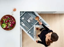 W szufladach narożnych warto zastosować wkłady do sortowania zawartości. Dzięki nim wszystkie przedmioty łatwo znaleźć i wyjąć szafki kuchenne, nowoczesne szafki kuchenne, aranżacja wnętrz, aranżacja kuchni, wyposażenie kuchni, kuchnia wnętrza, kuchnia meble, meble kuchenne