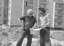 Na budowie osiedla Ursynów w Warszawie, wrzesień 1977 rok. Pracownicy budowlani omawiający plan Na budowie osiedla Ursynów w Warszawie, wrzesień 1977 rok