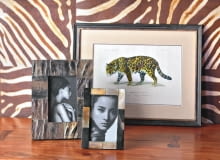 Skóry afrykańskich zwierząt czy kość słoniową zastępują dziś tworzywa sztuczne i foto-graficzne nadruki. Skóry afrykańskich zwierząt czy kość słoniową zastępują dziś tworzywa sztuczne i foto-graficzne nadruki.