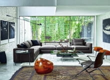 Przy dużej sofie narożnej ustawiono drobne, lekkie meble. Wnętrze urządzone przez włoską markę B&B Italia, www.bebitalia.com