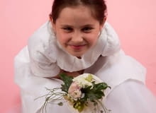 Bukiecik ze spiralnie ułożonego rattanu 'przeszyto' promieniście w kilku miejscach ozdobnym drucikiem. W środku tej lekkiej kryzy ułożono bukiecik z jaskrów, kaliny, owoców ciemiernika, liści filodendrona oraz pędów rypsalisu i ceropegii. U wszystkich zachowano naturalne łodygi, które owinięto wstążką. 24.05.2010 WARSZAWA SESJA BUKIETY KOMUNIA KOMPOZYCJE KAROLINA LADYZYNSKA DLA CZASOPISMA BUKIETY FOT. ARKADIUSZ SCICHOCKI / AGENCJA GAZETA