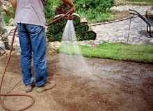 ZAKLADANIE TRAWNIKA ETAP VII PODLEWANIE WYROWNYWANIE POWIERZCHNI PRZED ROZLOZENIEM ROLKI TRAWY MEZCZYZNA PRACA WAZ OGRODNICZY NARZEDZIE OGRODNICZE FOT. SERWIS PRASOWY FIRMA GRAMINA DO JEDNORAZOWEJ PUBLIKACJI PUBLIKACJA OGRODY NR 8 (52) - 8.2003 PUBLIKACJA OGRODY NUMER SPECJALNY - KATALOG PROJEKTOW - 4.2004 PUBLIKACJA OGRODY NUMER SPECJALNY 2/2005 - TRAWNIK - 6.2005 PUBLIKACJA OGRODY NR 8 (76) - 8.2005