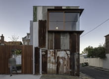 Nie tylko elewacja została pokryta falista blachą, także ogrodzenie tworzy spójny obraz całej "posiadłości" elewacja, recykling, dom, architektura światowa, Australia