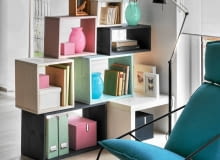 Zamiast szukać w sklepach mebla o ciekawej formie, odpowiedniej wielkości i w pasującym do wnętrza kolorze, zrób go samodzielnie, np. z desek. Satysfakcja gwarantowana!