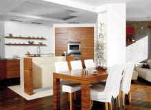 Sufit podwieszany. Warto o nim pomyśleć podczas wakacyjnych remontów. Daje dużo możliwości aranżacyjnych KUCHNIA , WNETRZE , MEBLE STYLIZACJA MARTA ZNOJ FOT. ALEX PAVLOVIC PUBLIKACJA CZTERY KATY NR SPECJALNY 3 / 2004 - KUCHNIE - ZIMA 2004