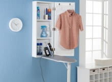 Przechowywanie deski do prasowania w małym mieszkaniu bywa kłopotliwe. Taka szafka ścienna, w której jednocześnie zmieści się żelazko i środki czystości, to rozwiązanie idealne.