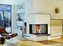Kominek ze specjalną osłoną termiczną wykonaną z metalu, którą w razie potrzeby rozsuwa się przed szybą, co zapobiega przegrzewaniu salonu