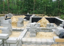 Ściany fundamentowe zwykle wykonuje się z bloczków betonowych. Ich powierzchnie zabezpiecza się masami asfaltowo-kauczukowymi. Ściany fundamentowe zwykle wykonuje się z bloczków betonowych. Ich powierzchnie zabezpiecza się masami asfaltowo-kauczukowymi.