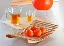 Dekoracyjna i zarazem praktyczna patera może powstać ze sklejki, deski, tafli szkła, a nawet z drutu. Niepowtarzalną paterę można zrobić z niczego, lub raczej - ze wszystkiego. Do wykonania patery-kołysanki na przykład, potrzebne są drewniane części dwóch wieszaków. Łączymy je drewnianymi prętami, wciskając ich końce w wywiercone wcześniej otwory, a od góry wklejamy w nacięte (co 2,5 cm) rowki trochę dłuższe pręty. Całość lakierujemy.