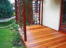 Na wszelkie prace renowacyjne najlepiej wybrać dni bez opadów deszczu, z temperaturą wynoszącą co najmniej 5°C, i bezwietrzne (wiatr powoduje nierównomierne wiązanie i wysychanie preparatów chemii budowlanej) tarasy drewniane