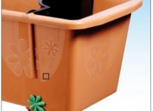 Otwór spustowy na dole skrzynki umożliwia odpłynięcie nadmiaru wody