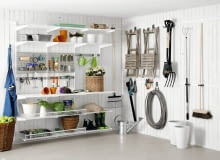 Wiszący zestaw koszy, półek i akcesoriów z metalu i malowanego drewna. Pionowych szyn nie trzeba przytwierdzać do ściany. Więcej informacji na stronie www.elfa.com/Polish, Elfa.