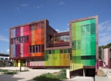 Bajecznie kolorowe centrum młodzieżowe wraz z kompleksem sportowym w podparyskim Saint-Cloud projekt KOZ