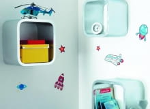 Zmiana pokoju dziecięcego w bajkowy świat księżniczek, zaczarowanych zwierząt czy bohaterskich strażaków to nie lada zadanie. Pomogą w tym wspaniałe naklejki ścienne, które na dobre wpisały się już w świat wyposażenia wnętrz. <BR />Kolekcje Creative Stickers for Kids oraz Feel At Home to świat przygód w zasięgu ręki.