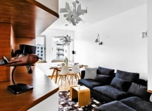 <B>Aleksander, prawnik z zawodu, a z zamiłowania pilot awionetki, chciał, by jego pasja znalazła wyraz w wystroju wnętrz. Patrząc na meble i dodatki nawiązujące do formy samolotu, nie ma wątpliwości, że projektantom udało się sprostać temu niecodziennemu wyzwaniu.</B> <BR />Pokój dzienny, tak jak i całe mieszkanie, został zaaranżowany minimalistycznie, ale nie bezosobowo, co w tym stylu często się zdarza. Dzięki&#8200;elementom wystroju nawiązującym do&#8200;lotniczej pasji gospodarza wnętrze nabrało osobistego charakteru.