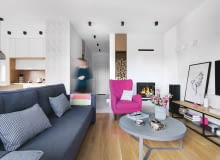 Wśród szarości, beżów i bieli wybija się amarantowy fotel Pola z Moma Studio. Z tego samego sklepu są kanapa Cuba i stolik kawowy Torring 90. W tle minimalistyczny kominek z pojemną wnęką na opał (wkład z kratki.pl). Wśród szarości, beżów i bieli wybija się amarantowy fotel Pola z Moma Studio. Z tego samego sklepu są kanapa Cuba i stolik kawowy Torring 90. W tle minimalistyczny kominek z pojemną wnęką na opał (wkład z kratki.pl).