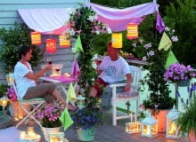 Romantyczna kolacja dla dwojga w blasku solarnych lampionów i migoczących płomyków świec. Romantyczna kolacja dla dwojga w blasku solarnych lampionów i migoczących płomyków świec.