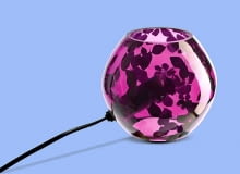 <B>Dekoracyjne lampy wyczarują we wnętrzu klimat sprzyjający relaksowi. Jednocześnie są efektownymi ozdobami, przykuwającymi uwagę materiałem, kolorem i formą.</B> <BR >LAMPA STOŁOWA. Knubbig, szkło, wys. 11 cm, 29,99 zł, IKEA